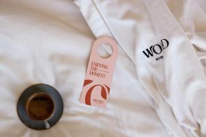 una camicia bianca con cravatta rosa e una tazza di caffè di Wood Hotel Bodø a Bodø