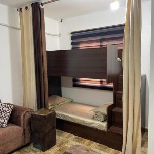 Двухъярусная кровать или двухъярусные кровати в номере Pizza Street Hostel