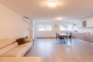 salon z kanapą i stołem w obiekcie VILLA DEI VENTI - FOHN APARTMENT by Curtiaffitti w mieście Pianello Del Lario