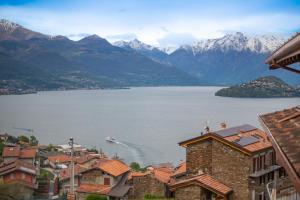 duży zbiornik wody z łodzią w nim w obiekcie VILLA DEI VENTI - FOHN APARTMENT by Curtiaffitti w mieście Pianello Del Lario