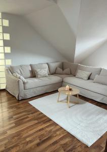 a living room with a couch and a table at 110 qm Stadtnahe Oase im Grünen in Priesendorf