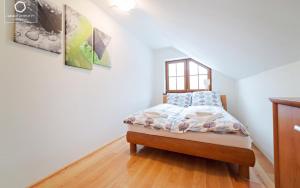 Posteľ alebo postele v izbe v ubytovaní Wonder Home - Apartamenty z balkonami blisko centrum Karpacza