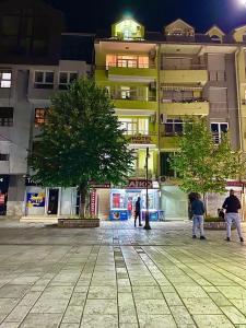 un grupo de personas caminando delante de un edificio en Hotel Venecia Apartments, en Struga