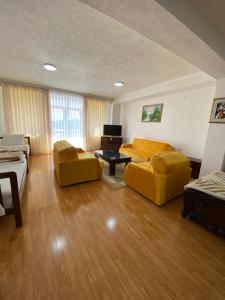 Sala de estar amplia con 2 sofás y TV en Hotel Venecia Apartments, en Struga