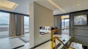 ブラショヴにあるImperia Luxury Residenceのリビングルーム(ソファ、大きな窓付)
