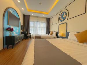 Cette chambre comprend 2 lits et une télévision à écran plat. dans l'établissement FLC Sea Tower Quy Nhơn - Căn Hộ Du Lịch Chuẩn 5 Sao - View Biển có Hồ Bơi, à Quy Nhơn