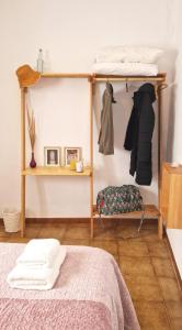 夫里希利亞納的住宿－La Casa de Abuela，一间卧室配有双层床和书架