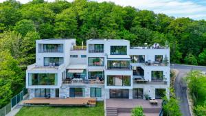 - une vue aérienne sur une maison blanche avec des arbres dans l'établissement Imperia Luxury Residence, à Braşov