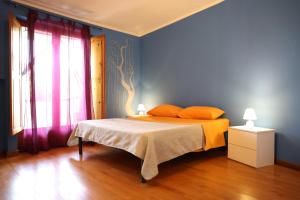 ein Schlafzimmer mit einem Bett mit orangefarbenen Kissen und einem Fenster in der Unterkunft Casita GioJa in Gasponi