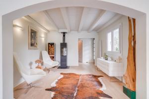 a living room with white furniture and a rug at La Villa Bali - 15min de bordeaux - Piscine privée in Bouliac