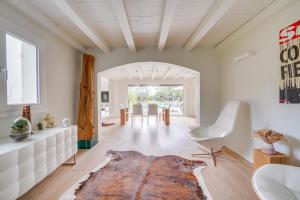 a large living room with a table and chairs at La Villa Bali - 15min de bordeaux - Piscine privée in Bouliac