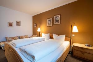 Postel nebo postele na pokoji v ubytování Haus Sonnenwinkel - SommerBergBahn unlimited kostenlos