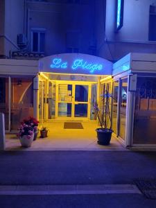 um edifício com um sinal que lê a solidão do café em Hotel De La Plage em Valras-Plage