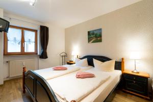 Postel nebo postele na pokoji v ubytování Haus Sonnenwinkel - SommerBergBahn unlimited kostenlos