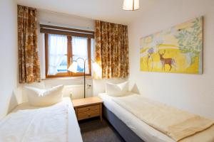 Postel nebo postele na pokoji v ubytování Haus Sonnenwinkel - SommerBergBahn unlimited kostenlos