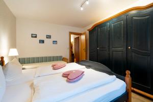 Postel nebo postele na pokoji v ubytování Haus Sonnenwinkel - SommerBergBahn unlimited kostenlos