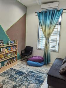 um quarto com um saco de feijão e uma janela em Bandar Melaka Family Bungalow Private Pool BBQ WiFi Netflix em Malaca