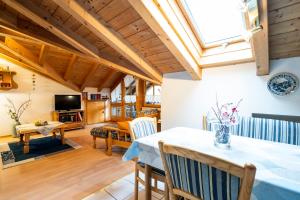 TV a/nebo společenská místnost v ubytování Haus Sonnenwinkel - SommerBergBahn unlimited kostenlos