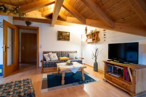 TV a/nebo společenská místnost v ubytování Haus Sonnenwinkel - SommerBergBahn unlimited kostenlos