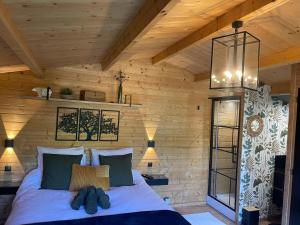 Postel nebo postele na pokoji v ubytování Magnifique Chalet avec jacuzzi 2P Mougins