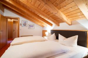 Postel nebo postele na pokoji v ubytování Haus Sonnenwinkel - SommerBergBahn unlimited kostenlos
