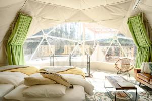 1 dormitorio con 2 camas y ventana grande en GLAMPING GATE 奈良, en Nara