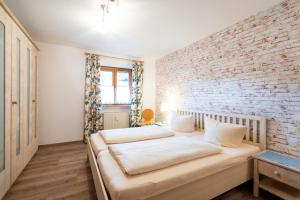 Postel nebo postele na pokoji v ubytování Haus Sonnenwinkel - SommerBergBahn unlimited kostenlos
