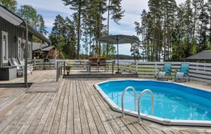 Bazén v ubytování Amazing Home In Hammarö With Lake View nebo v jeho okolí