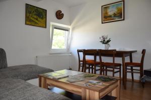 ein Wohnzimmer mit einem Tisch und einem Esszimmer in der Unterkunft Apartma narava in Begunje pri Cerknici