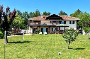 een huis met een voetbal in de tuin bij La Hacienda Apartments Belgrade in Draževac