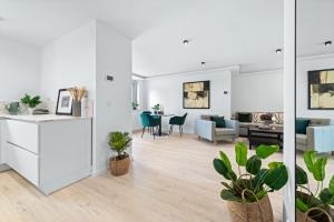 a living room with a kitchen and a dining room at La Bastina in Heiligenhafen