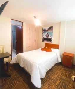 1 dormitorio con 1 cama blanca grande en una habitación en Bon Repos Arequipa, en Arequipa