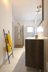 ein Bad mit einem Waschbecken und einer Dusche in der Unterkunft Casita GioJa in Gasponi