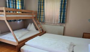 Postel nebo postele na pokoji v ubytování Breitenfelderhof zur Riegersburg