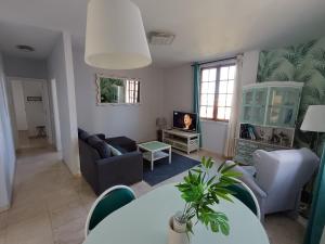 a living room with a table and a couch at Terraza del Atlántico, un oasis en la ciudad in Santa Cruz de Tenerife