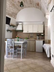 a kitchen with a table and chairs in a room at casa anna in Ostuni