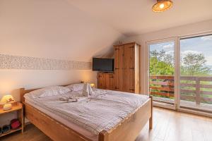 - une chambre avec un lit et une grande fenêtre dans l'établissement Vineyard Cottage Rataj 2, à Novo Mesto