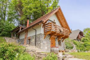 une maison en rondins avec un toit en gambrel dans l'établissement Vineyard Cottage Rataj 2, à Novo Mesto