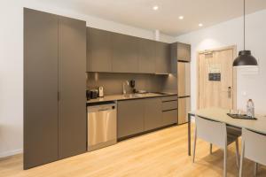 Mon Suites Jardín de Ayora的厨房或小厨房
