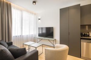 Mon Suites Jardín de Ayora的电视和/或娱乐中心
