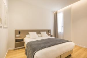 Mon Suites Jardín de Ayora客房内的一张或多张床位