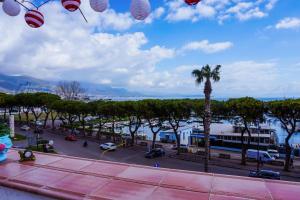 a city street with a palm tree and kites in the sky at 8 posti letto con parcheggio - La Flacca in Gaeta