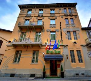 ein gelbes Gebäude mit einem Schild, das Hotel Brogins liest in der Unterkunft Hotel Eden in Turin