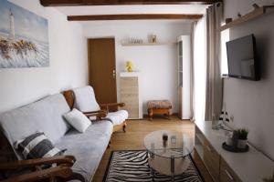 salon z kanapą i szklanym stołem w obiekcie Holiday Home Maslina w mieście Stankovci