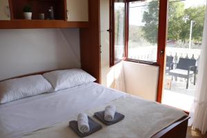 sypialnia z łóżkiem z 2 kapciami w obiekcie Holiday Home Maslina w mieście Stankovci +15 zdjęć