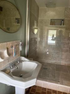 Koupelna v ubytování Maison Principale Poudenas + 28 fotografií