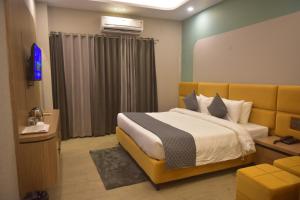 En eller flere senge i et værelse på The Fresco Resort - Haridwar, Uttarakhand. + 29 billeder