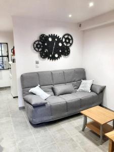 uma sala de estar com um sofá e um relógio na parede em Appartement d'une chambre a Calvi a 200 m de la plage avec terrasse amenagee em Calvi