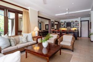 sala de estar con sofás y mesa en Maison L'Amirale by Simply-Seychelles en Eden Island