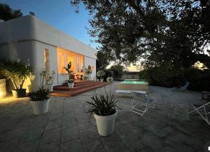 a house with a patio and a swimming pool at Pugliamandia in Monopoli